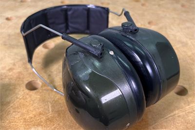 Schwarzer Ohrenschutz