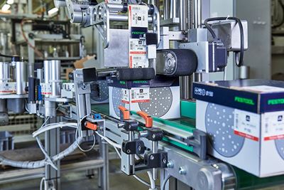 Schleifmittel werden in Kartons abgepackt