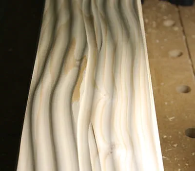 Hobelbild wie es beim Arbeiten mit einem Schrupphobel entsteht