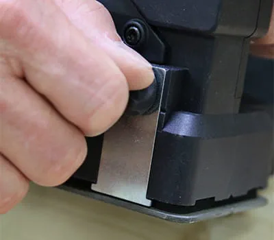 Schnitttiefenbegrenzung anschrauben