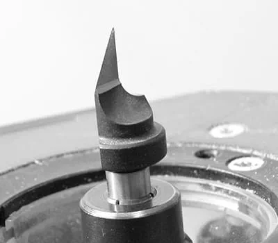 Fräswerkzeug in die Spannzange der Oberfräse bauen