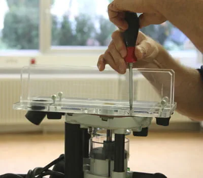 Fräshilfe auf der Oberfräse befestigen