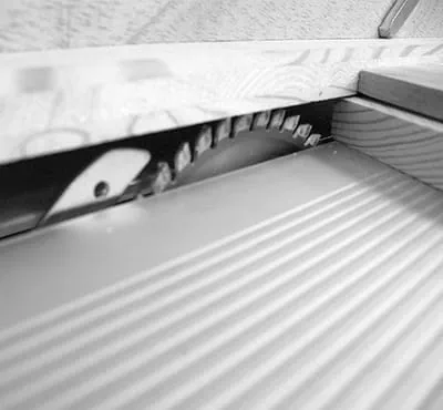 Winkelleiste über das Sägeblatt heraus bewegen