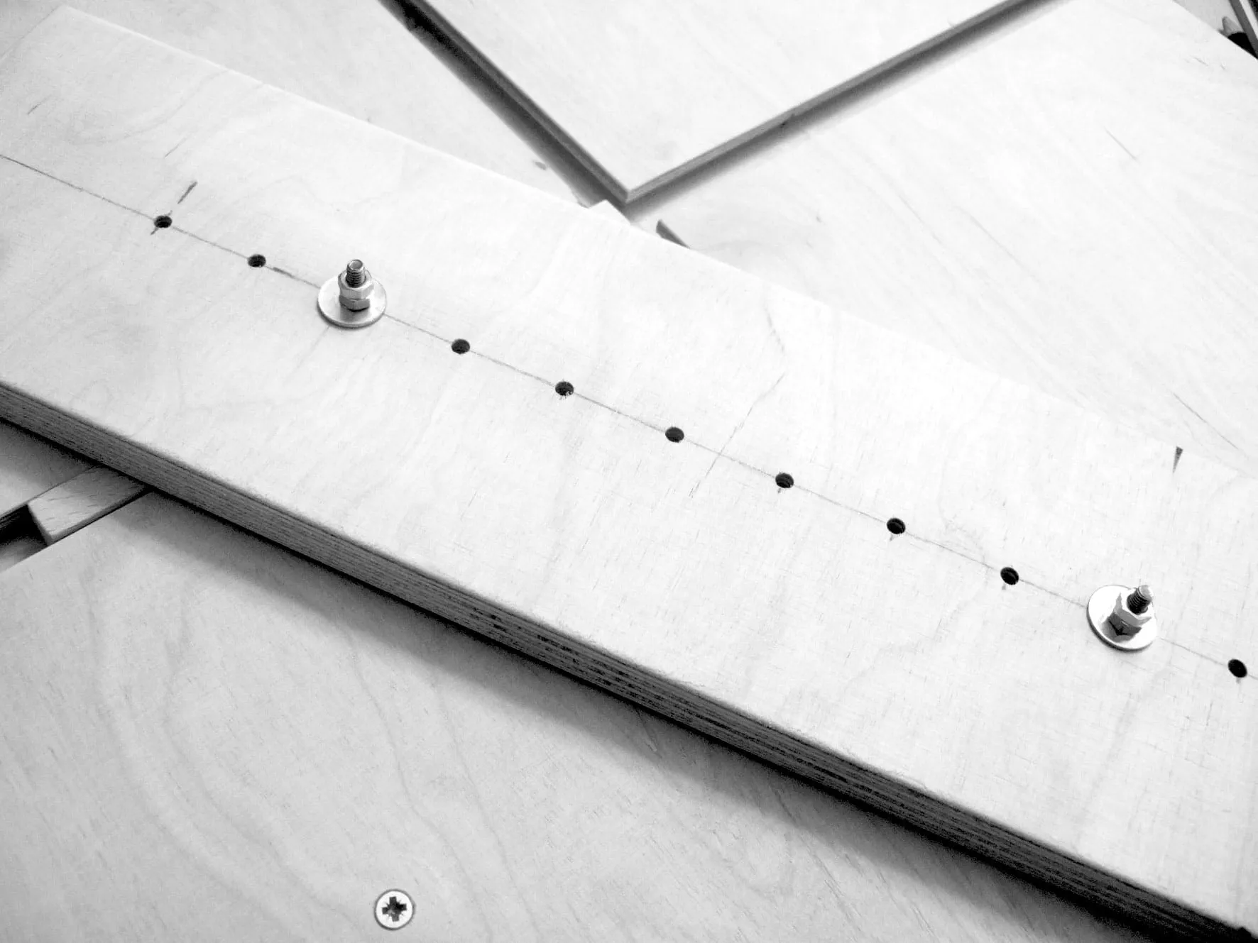 Schrauben in die Löcher stecken