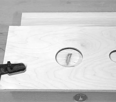 Löcher mittig zum Ast ausbessern