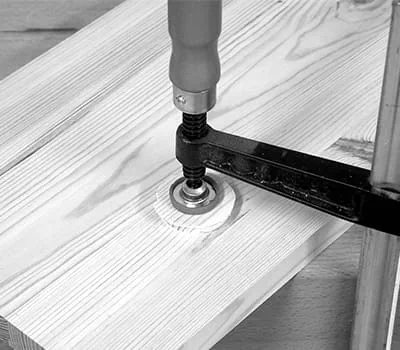 Klötzchen mit Weißleim eingeleimt