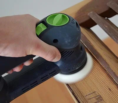 In der Einstellung Grobschliff wird der schadhafte Lack schnell abgeschliffen.