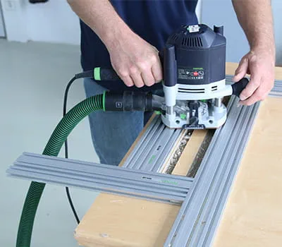 Oberfräse im Uhrzeigersinn führen