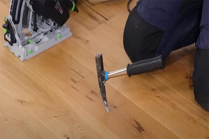 Schwer beschädigten Dielenboden reparieren