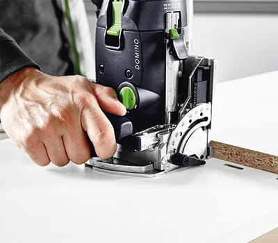 erstes Dübelloch fräsen