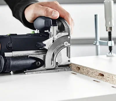 Dübellöcher in den Mittelboden fräsen