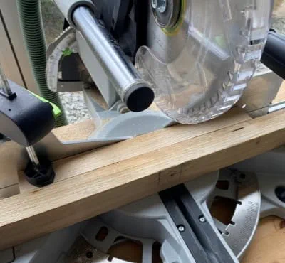 Werkstück auf Tisch der KAPEX auflegen