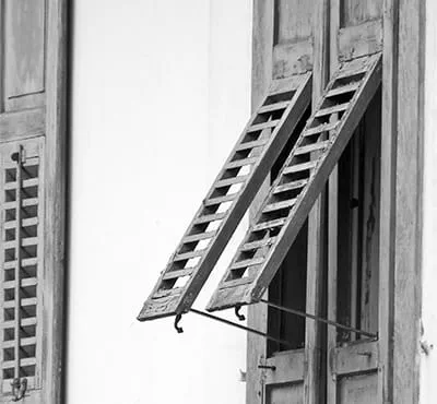 schwer verwitterte Fensterläden