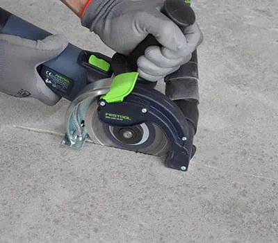 AGC DSC 125 an den Riss ansetzen und langsam eintauchen.