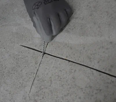 die Verbinder in die Querfugen legen.