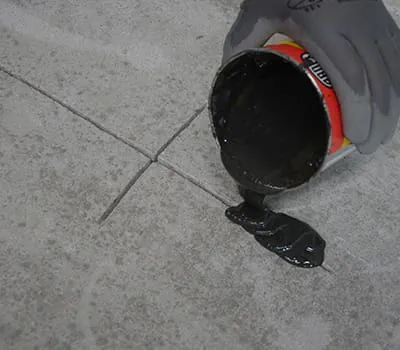 Rissharz in die Fuge eingießen