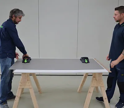 Großformatige Fliese auf geeignete Unterlage ablegen