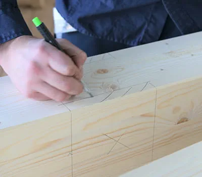 Die Pfostenenden anreißen.