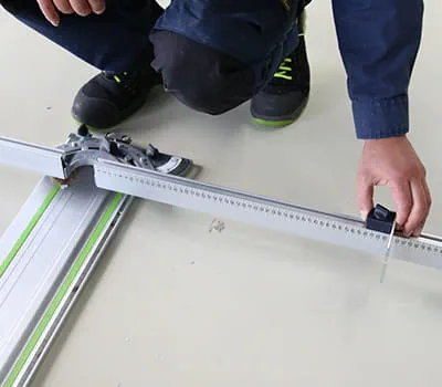 Breite am Winkelanschlag einstellen