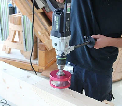 Bohrungen für die Unterlagscheiben werden gebohrt