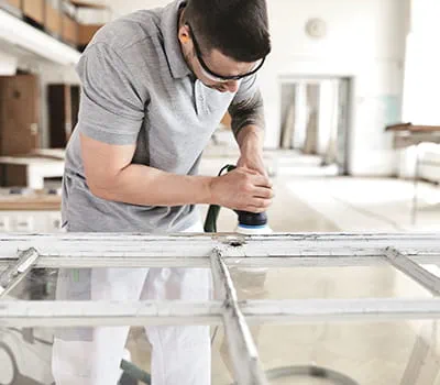 Altbeschichtung an der Schadstelle entfernen