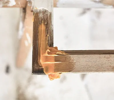 Holzergänzungsmasse spachteln