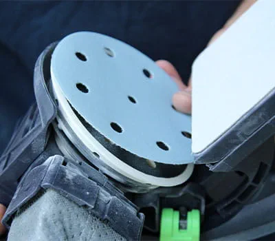 Schleifmittel auf Schleifteller fixieren