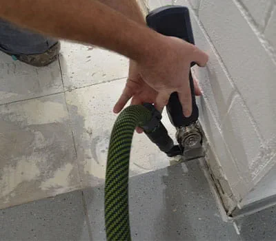 Beschädigte Fliesen entfernen