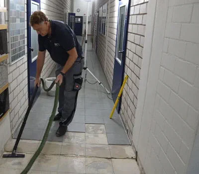 Staub und lose Teile absaugen