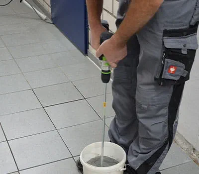 Anmischen des Fugenmörtels