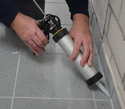  Fuge mit Silikon ausspritzen