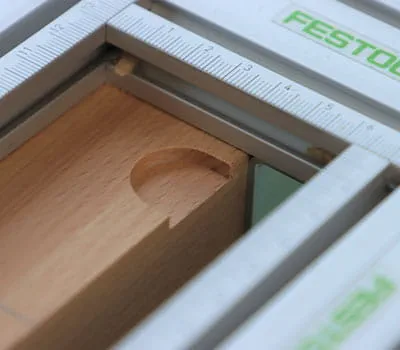 Scharniere einlassen » exakt einfräsen im Kantenbereich