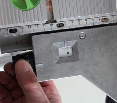 Tipp: Feineinstellung des Parallelanschlages verwenden um die Nutbreite einzustellen