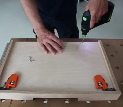 Schubladenboden einschieben und befestigen