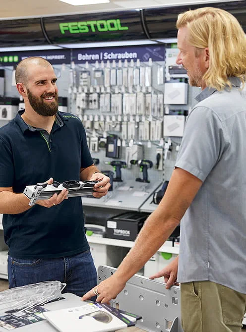 Beratungsgespräch zwischen einem Kunden und einem Festool Mitarbeiter.