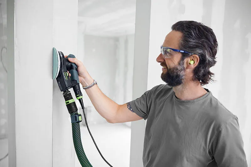 Handwerker mit Schleifer