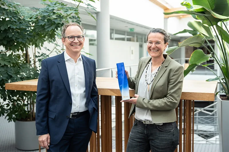 Barbara Austel und Sascha Menges mit der Trophäe "Marken des Jahrhunderts".