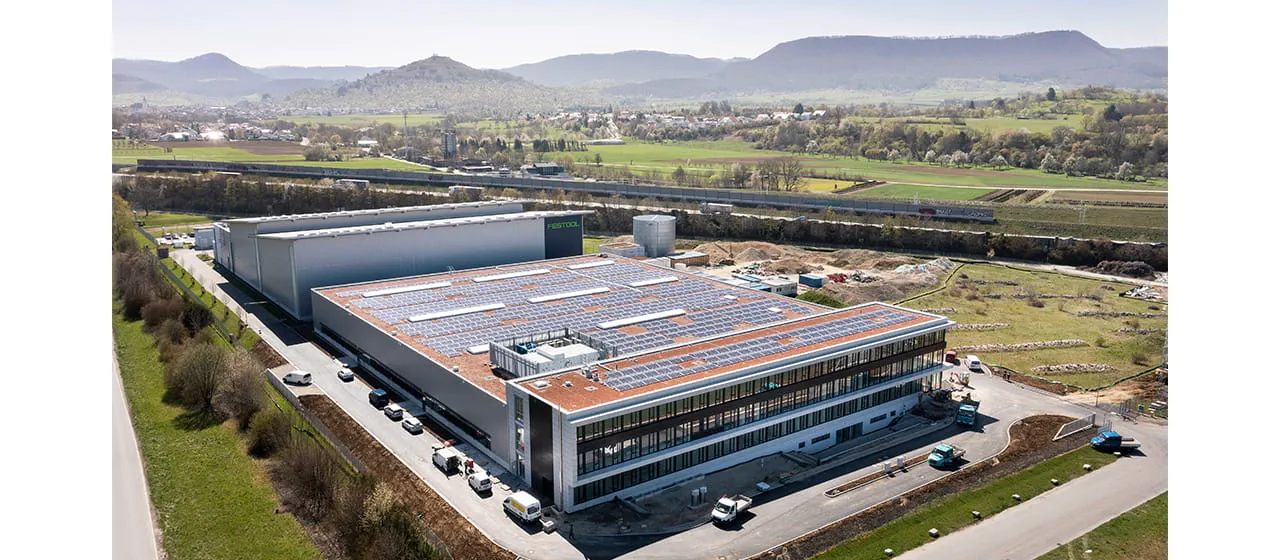Blick von oben auf das neue Montagewerk mit seiner Photovoltaikanlage