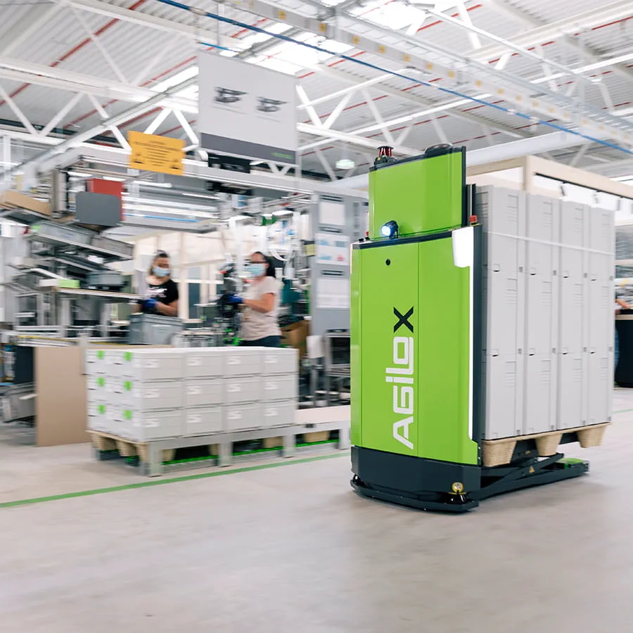 Das fahrerlose Transportsystem gewährleistet die Versorgung der Produktionslinien mit Bauteilen.