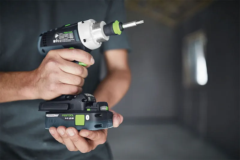 Akkupack an Festool-Akku-Schrauber anbringen.