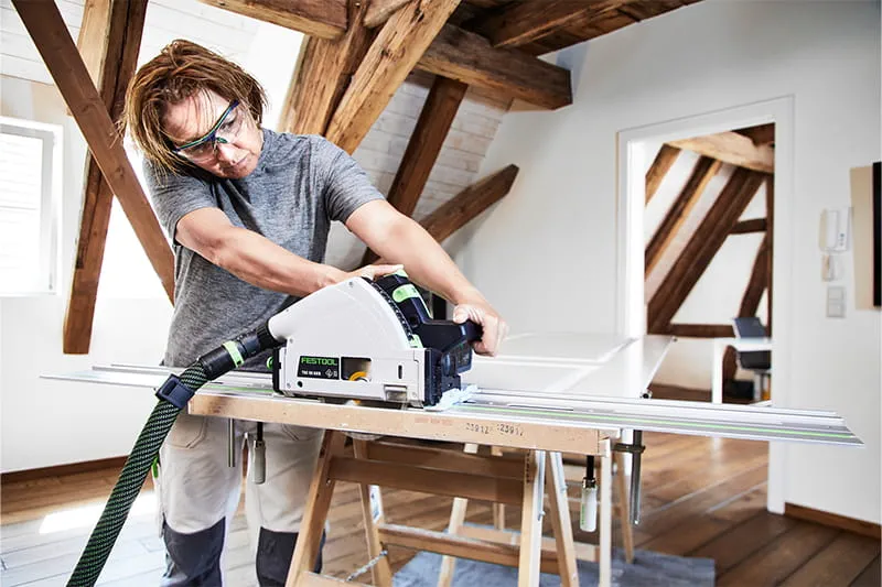 Bodenlegerin Nadja Körbel mit der Festool TSC 55