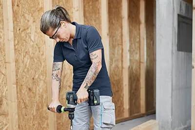 Ganz gleich ob in Holz, in Metall oder dank zuschaltbarem Axialschlag auch in Mauerwerk: der neue Akku-Schlagbohrschrauber Quadrive TPC 18/4 ist extrem hart im Nehmen.
