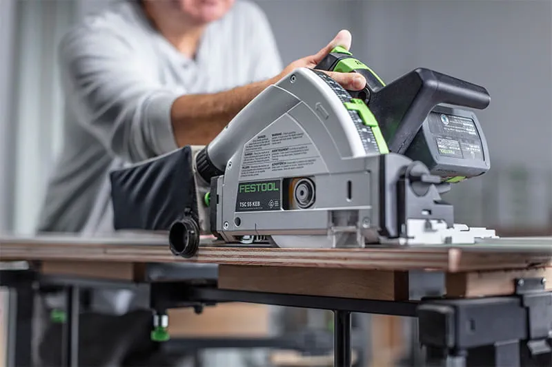 Die Festool Tauchsäge TSC 55 K mit neuem Sägeblatt in Benutzung