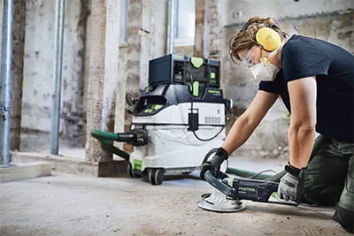 Nadja Körbel – Bodenlegerin und Festool Schulungsreferentin gibt Praxistipps für die Untergrundvorbereitung von Böden: Schneller Abtrag von Beton, Estrich und Beschichtungen auf harten Untergründen mit dem RENOFIX Sanierungsschleifer RG 130. 