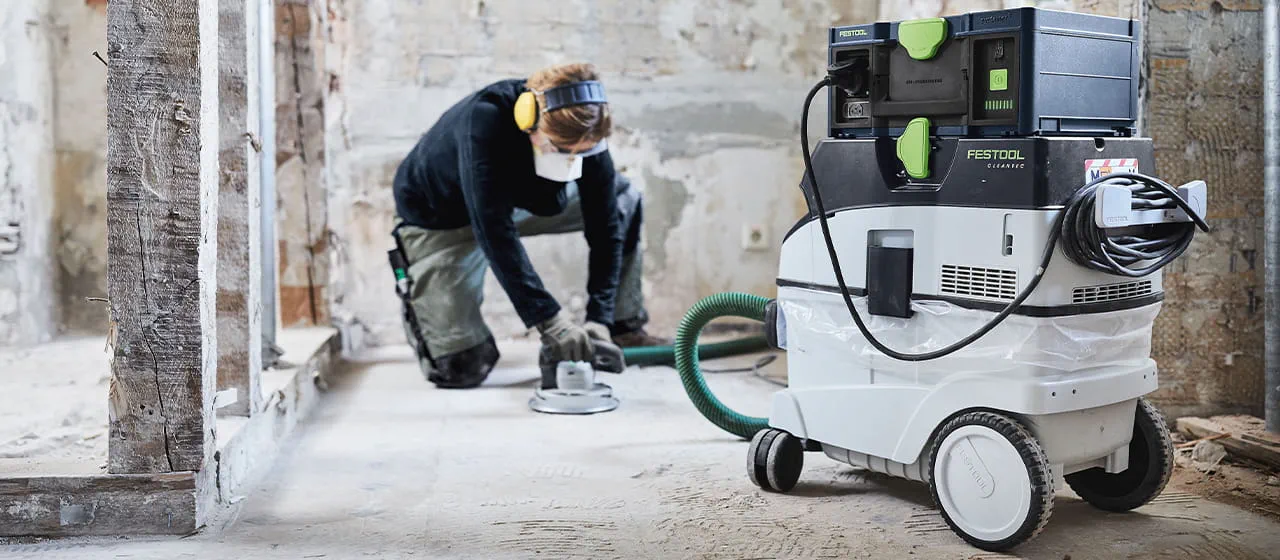 Nadja Körbel – Bodenlegerin und Festool Schulungsreferentin gibt Praxistipps für die Untergrundvorbereitung von Böden: Schneller Abtrag von Beton, Estrich und Beschichtungen auf harten Untergründen mit dem RENOFIX Sanierungsschleifer RG 130. 