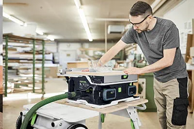 Mit der neuen Akku-Tischkreissäge CSC SYS 50 von Festool erhalten Sie auch unterwegs die gleiche Präzision wie mit einer Plattensäge.