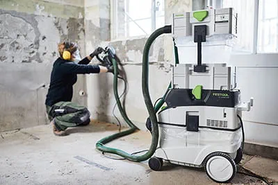 Der Sanierungsschleifer RG 130 ECI erzielt in Kombination mit dem Absaugmobil CTM 36 AC RENOFIX und dem Vorabscheider CT-VA exzellente Absaugergebnisse und sorgt so für staubarmes Arbeiten.