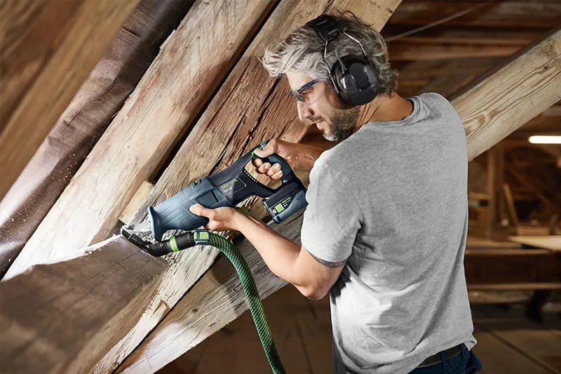 Die neue Akku-Säbelsäge RSC 18 von Festool im Einsatz