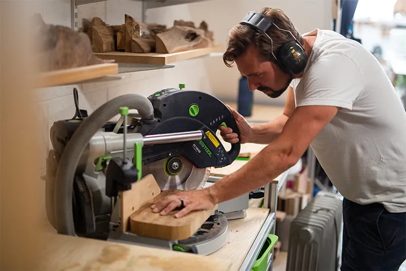 Schreiner Gary Banks in seiner Werkstatt