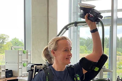 Mel Freywald mit Exoskelett